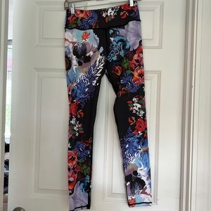 Floral leggings Unknown brand size 6 or X1 see tag